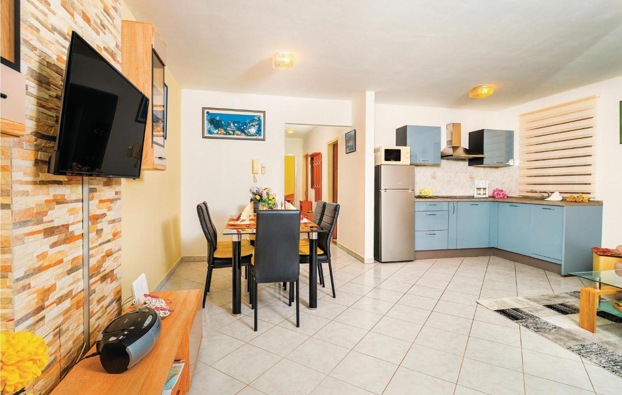 2 Bedroom Gorgeous Apartment In Rabac Exterior foto